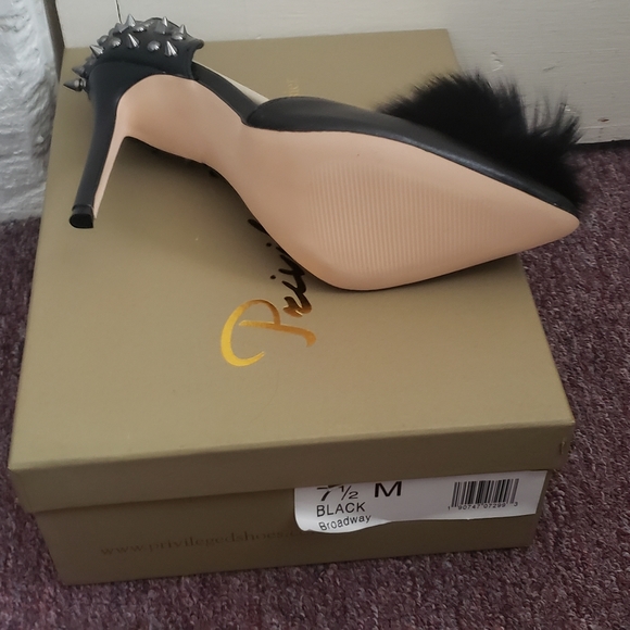 Heels - Picture 3 of 3